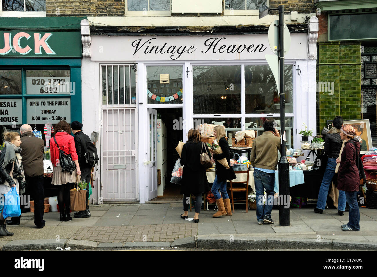 Menschen außerhalb Vintage Himmel Shop Columbia Road Flower Market Tower Hamlets East London England UK Stockfoto
