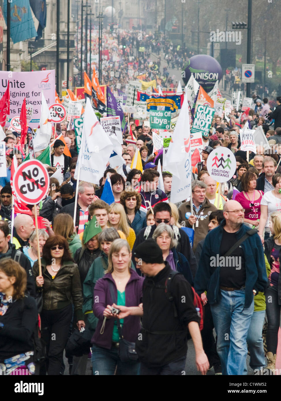 Demonstranten marschieren Sie Piccadilly während einer Anti Regierung Demonstration gegen Kürzungen der öffentlichen Ausgaben Stockfoto