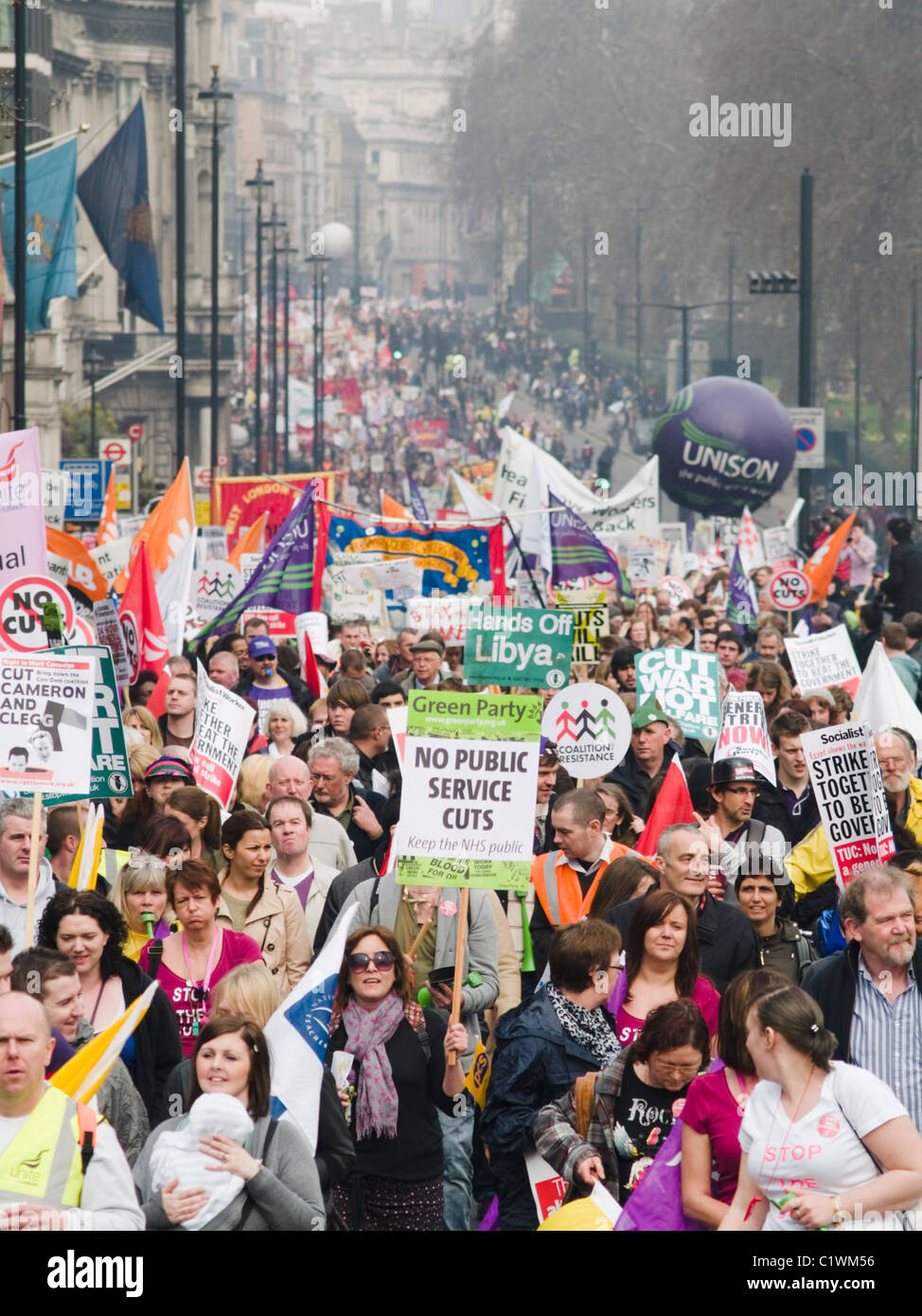 Demonstranten marschieren Sie Piccadilly während einer Anti Regierung Demonstration gegen Kürzungen der öffentlichen Ausgaben Stockfoto