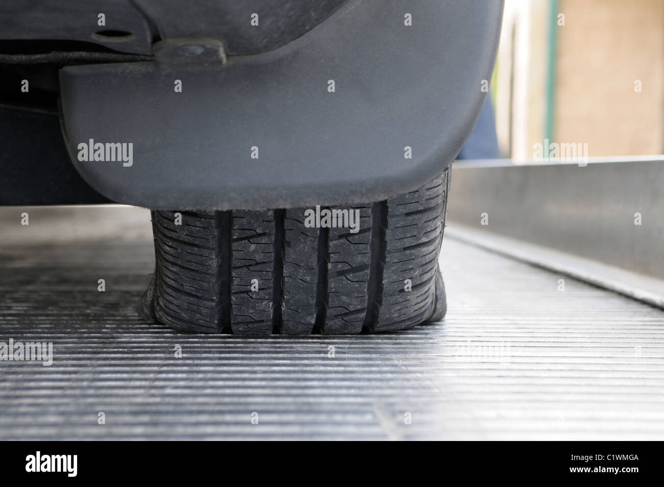 Platten Reifen am Auto auf einen Tieflader wrecker Stockfoto