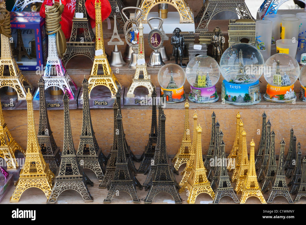 Souvenirs von Eiffelturm an einem Marktstand, Paris, Frankreich Stockfoto