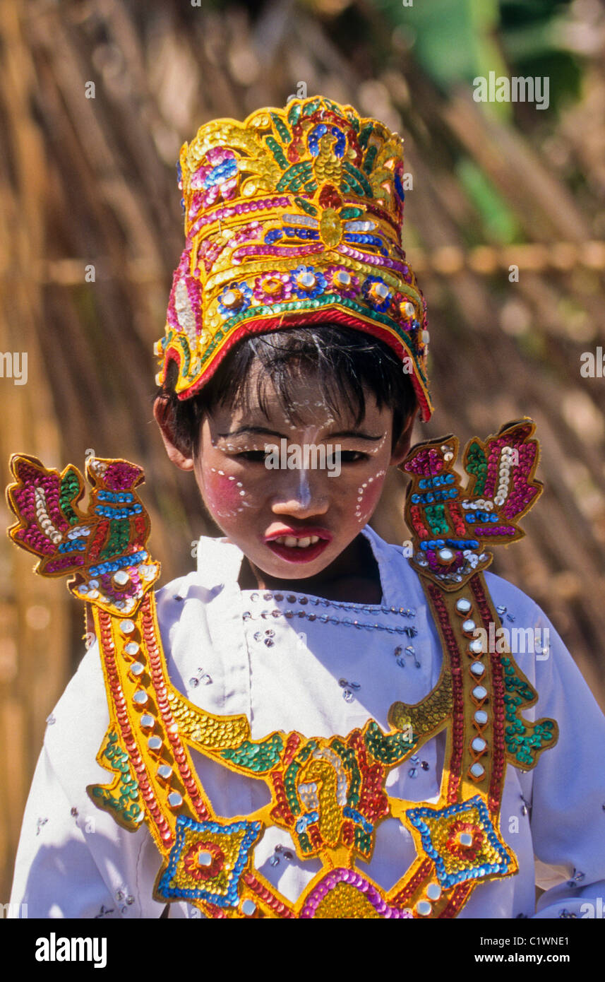 Junge gekleidet für Novitiation Zeremonie für Novizen, Bagan (Pagan), Myanmar (Burma) Stockfoto