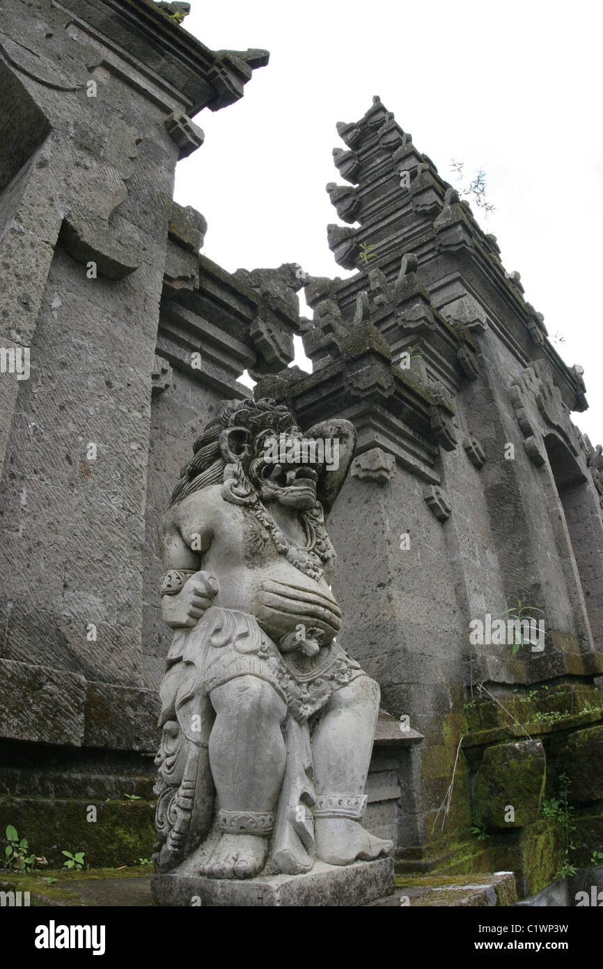 Hindu-Statue im balinesischen Tempel. Stockfoto