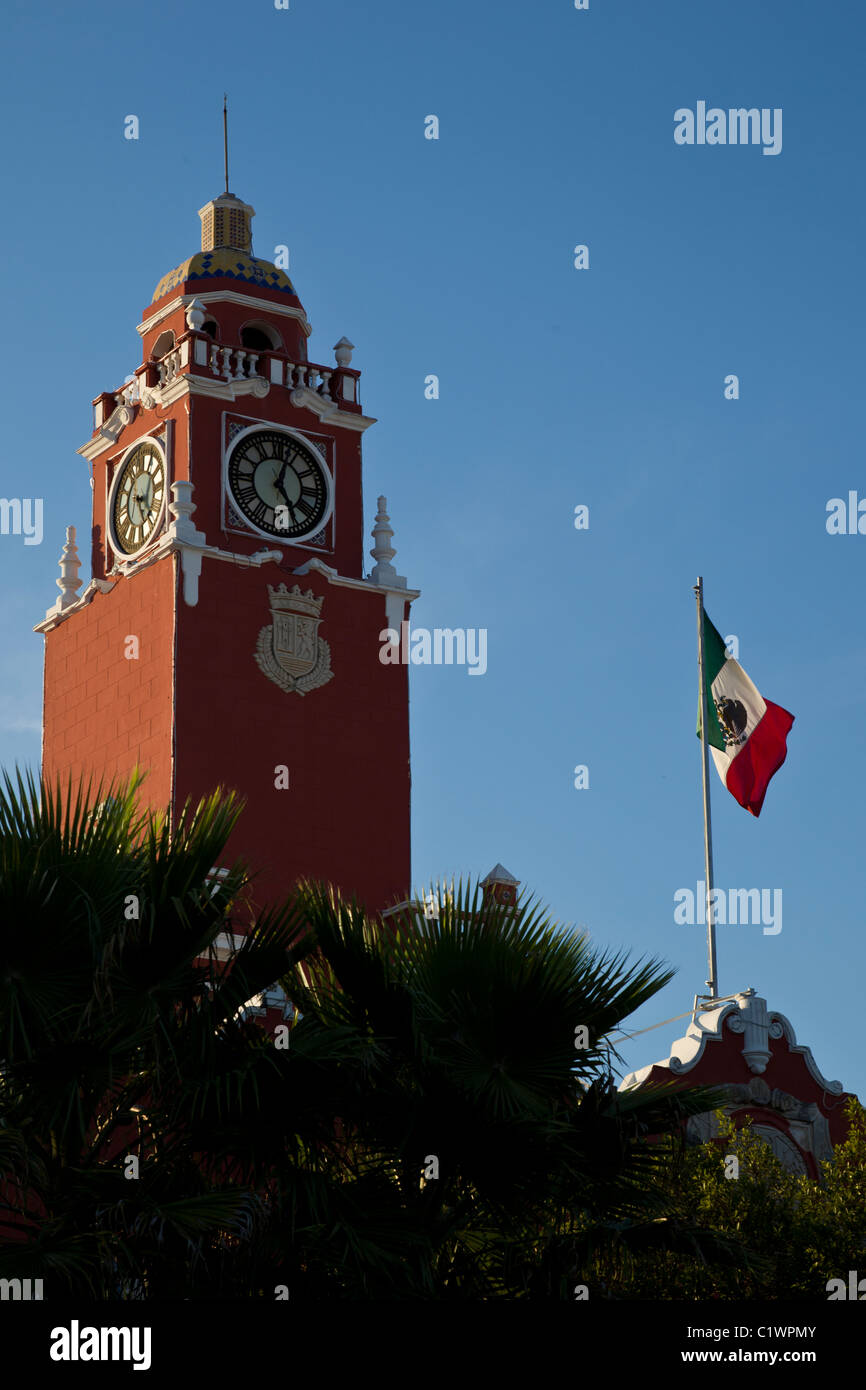 Der Stadtpalast mit mexikanischen Flagge in Mérida, die Hauptstadt und größte Stadt des Bundesstaates Yucatán Halbinsel, Mexiko. Stockfoto