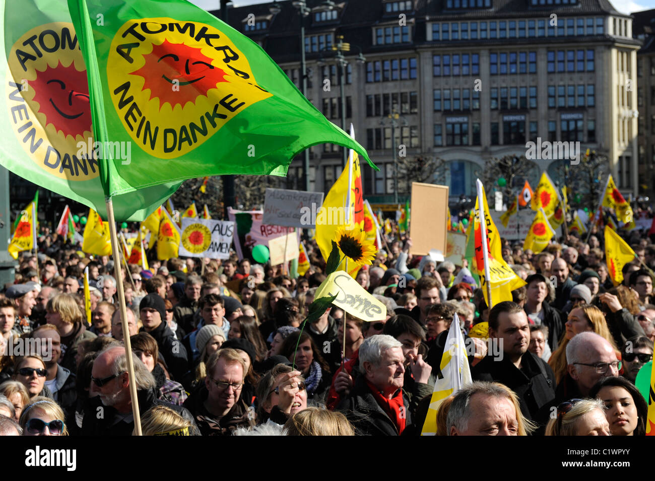 Deutschland Hamburg, Kundgebung gegen Atomkraft nach Unfall Fukushima, Flagge Atomkraft Nein Danke-Atomkraft Nein Danke Stockfoto