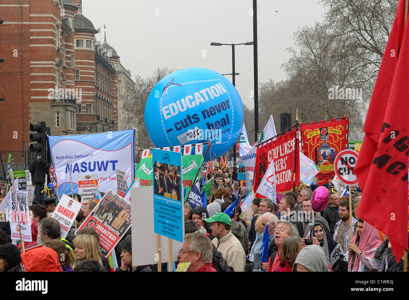 Demonstranten marschieren in London gegen Kürzungen der öffentlichen Ausgaben--März für die Alternative--eine Kundgebung organisiert von der TUC Stockfoto