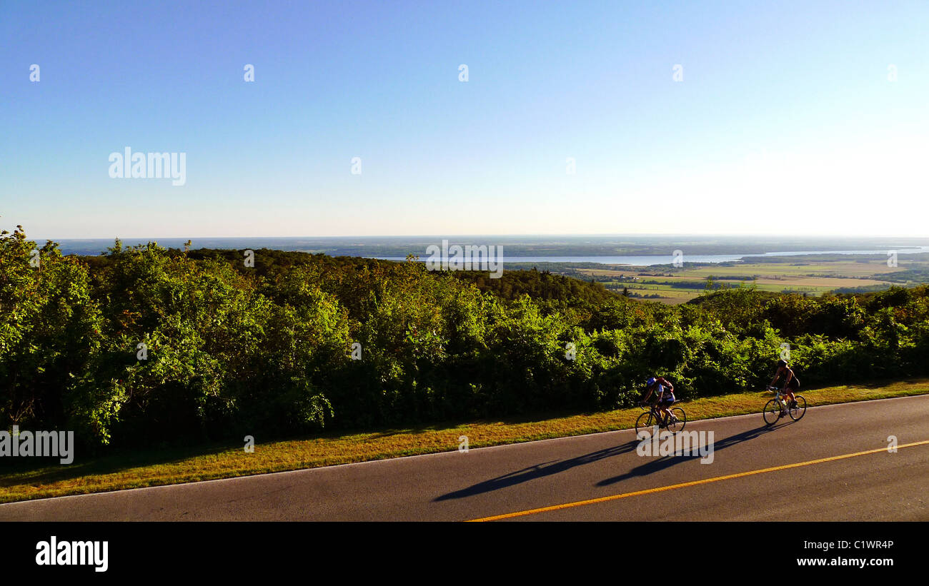 Radfahrer fahren in Gatineau Park, Quebec Kanada. Stockfoto