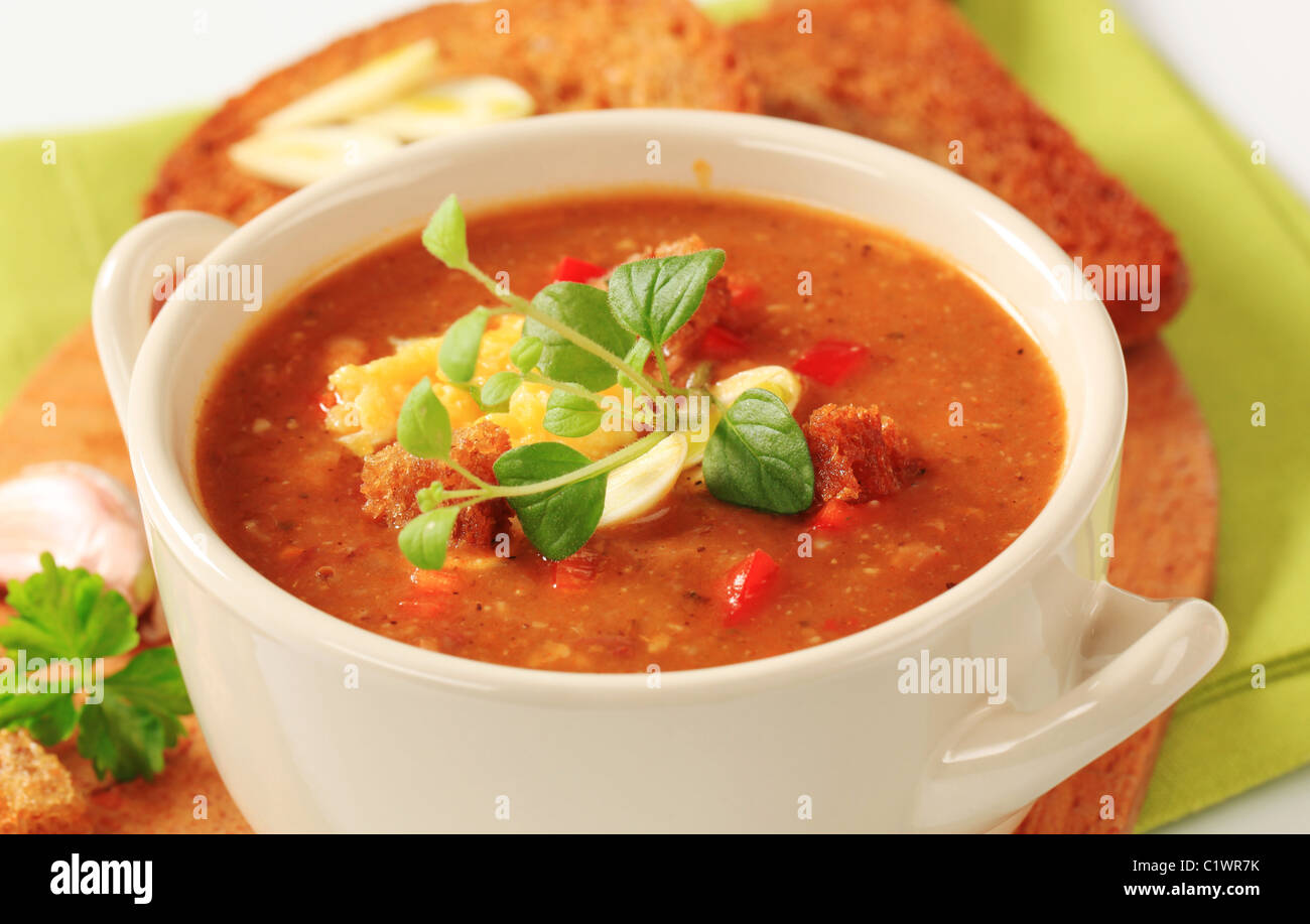 Tasse vegetarische Gulaschsuppe und geröstetem Brot Stockfoto