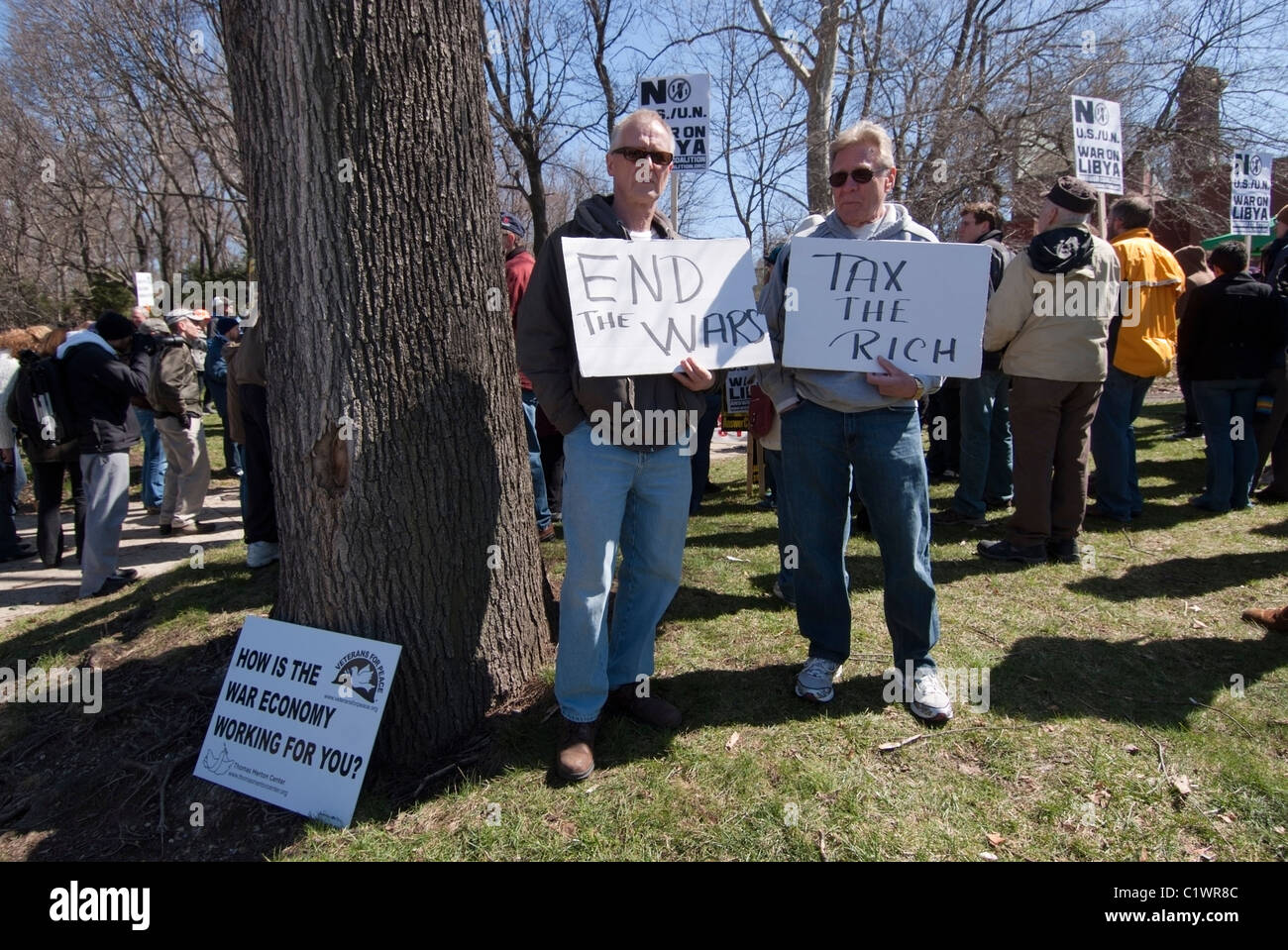 ein 64 Jahre alter Mann (L) und ein 63 Jahre Alter Pittsburgh, PA Mann vor einer Anti-Kriegs-Demonstration in Pittsburgh, PA Stockfoto
