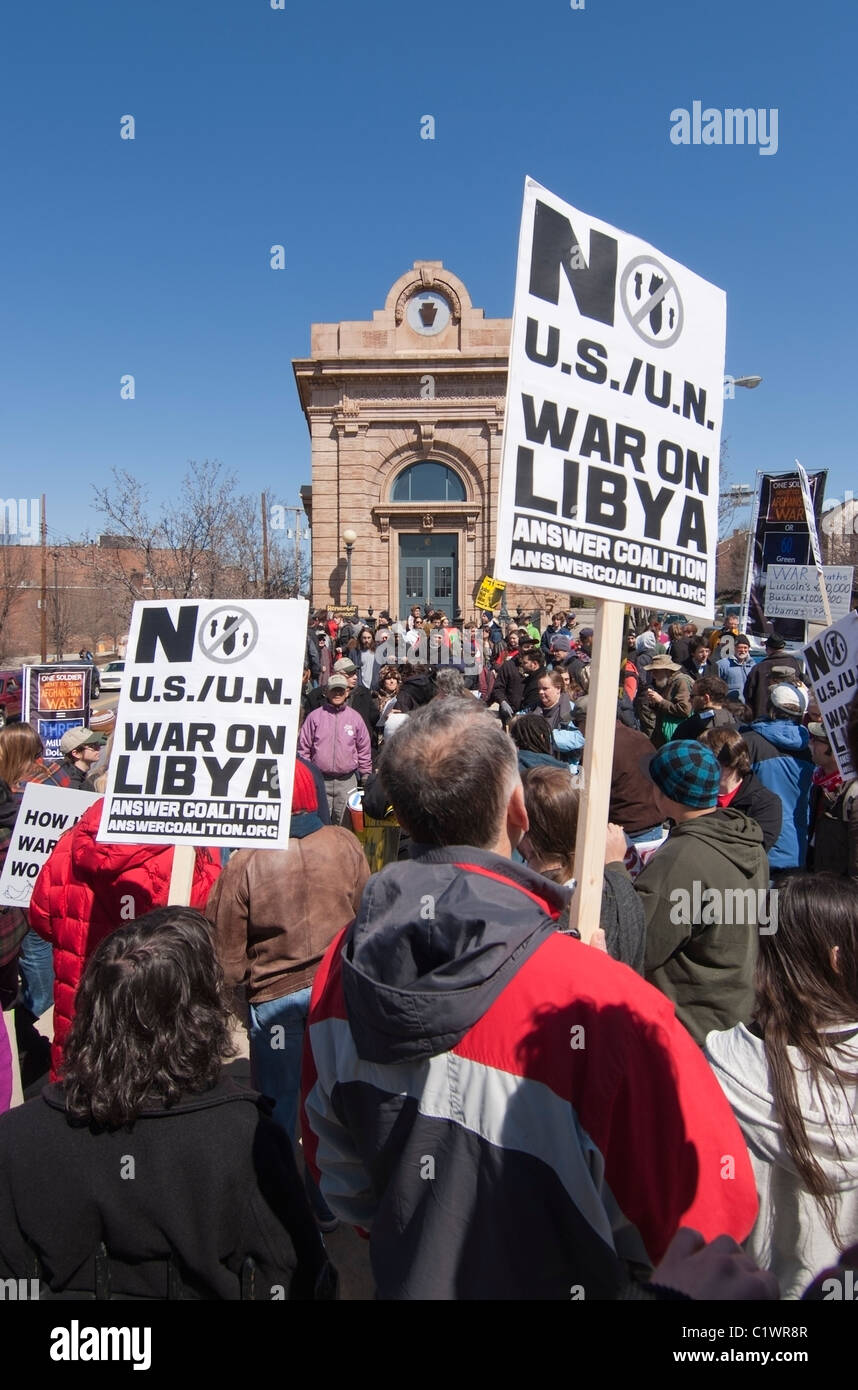 Mehr als 150 Anti-Kriegs-Demonstranten nach marschieren in Pittsburgh, PA, Engagement in allen Kriegen der USA zu protestieren. Stockfoto