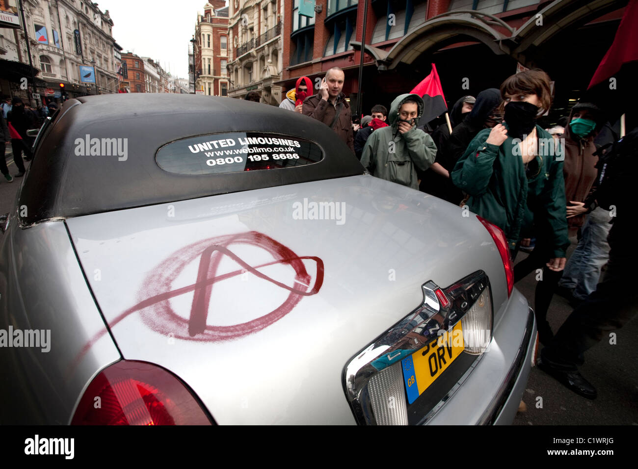 Eine Limousine auf der Shaftesbury Avenue beschmiert mit Graffiti von Anarchisten während Anti-Kürzungen Proteste in London. 26.03.2011 Stockfoto