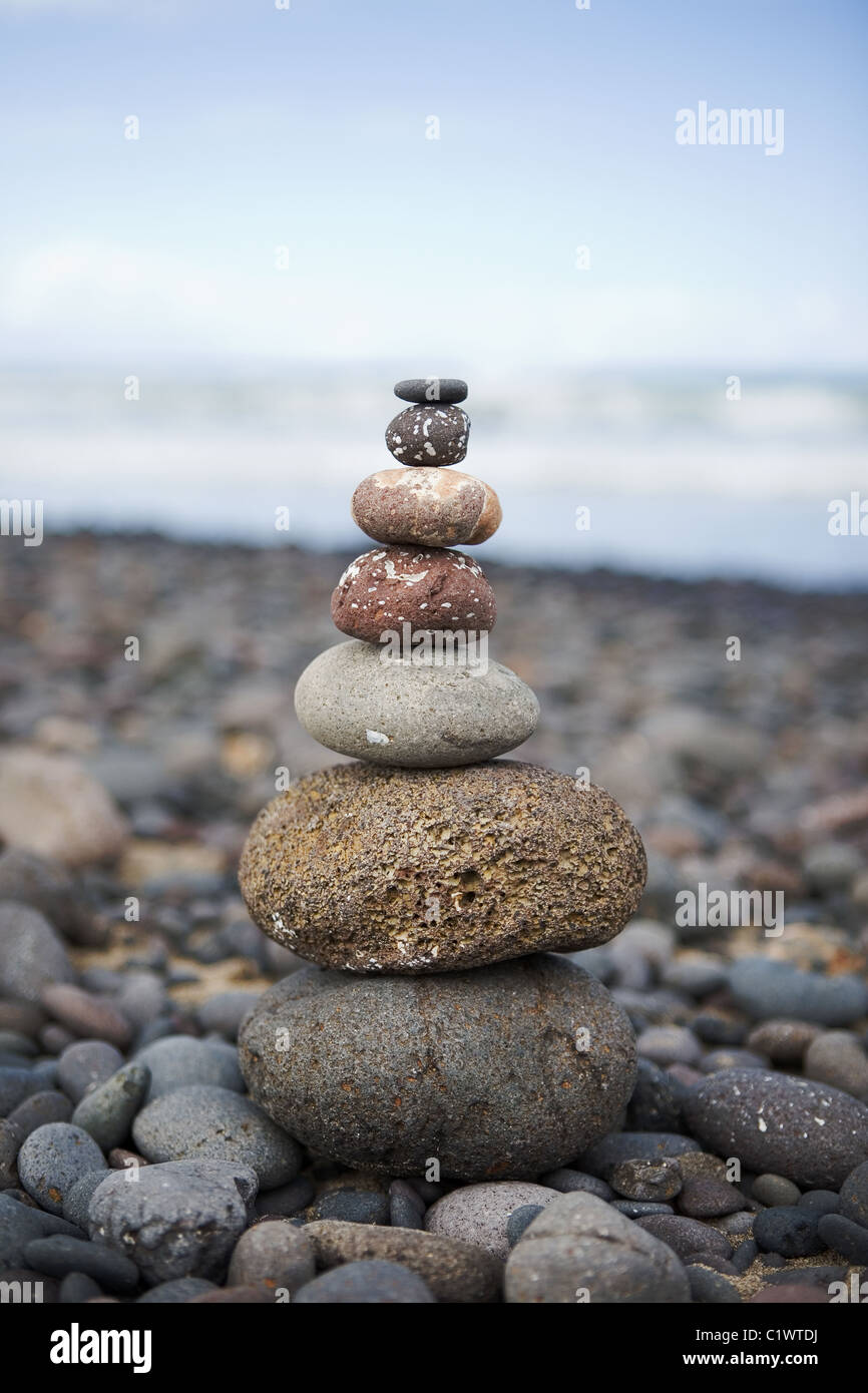 Stapel von Steinen am Strand Stockfoto