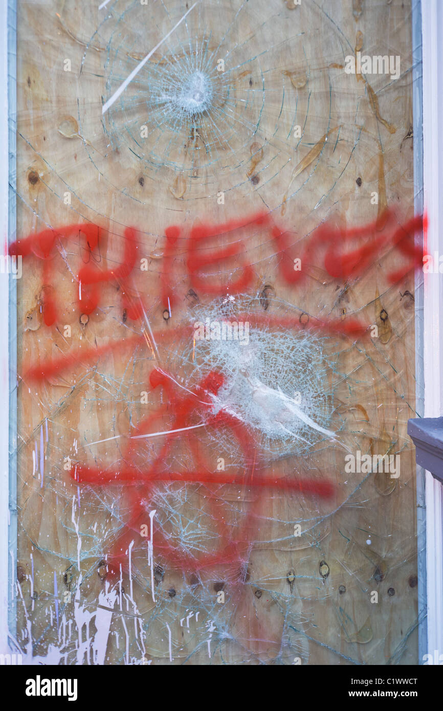 Vandalismus, HSBC Bank Eigentum am Morgen nach dem TUC organisierten Marsch gegen Kürzungen gegen die Regierung Großbritanniens Wirtschaft. Stockfoto