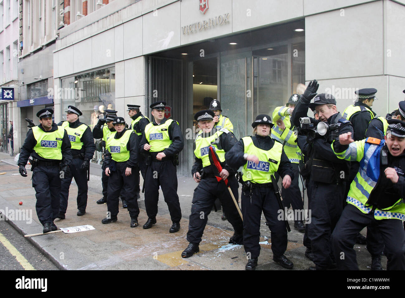 Demonstranten attackieren Polizei mit Raketen auf London demo Stockfoto