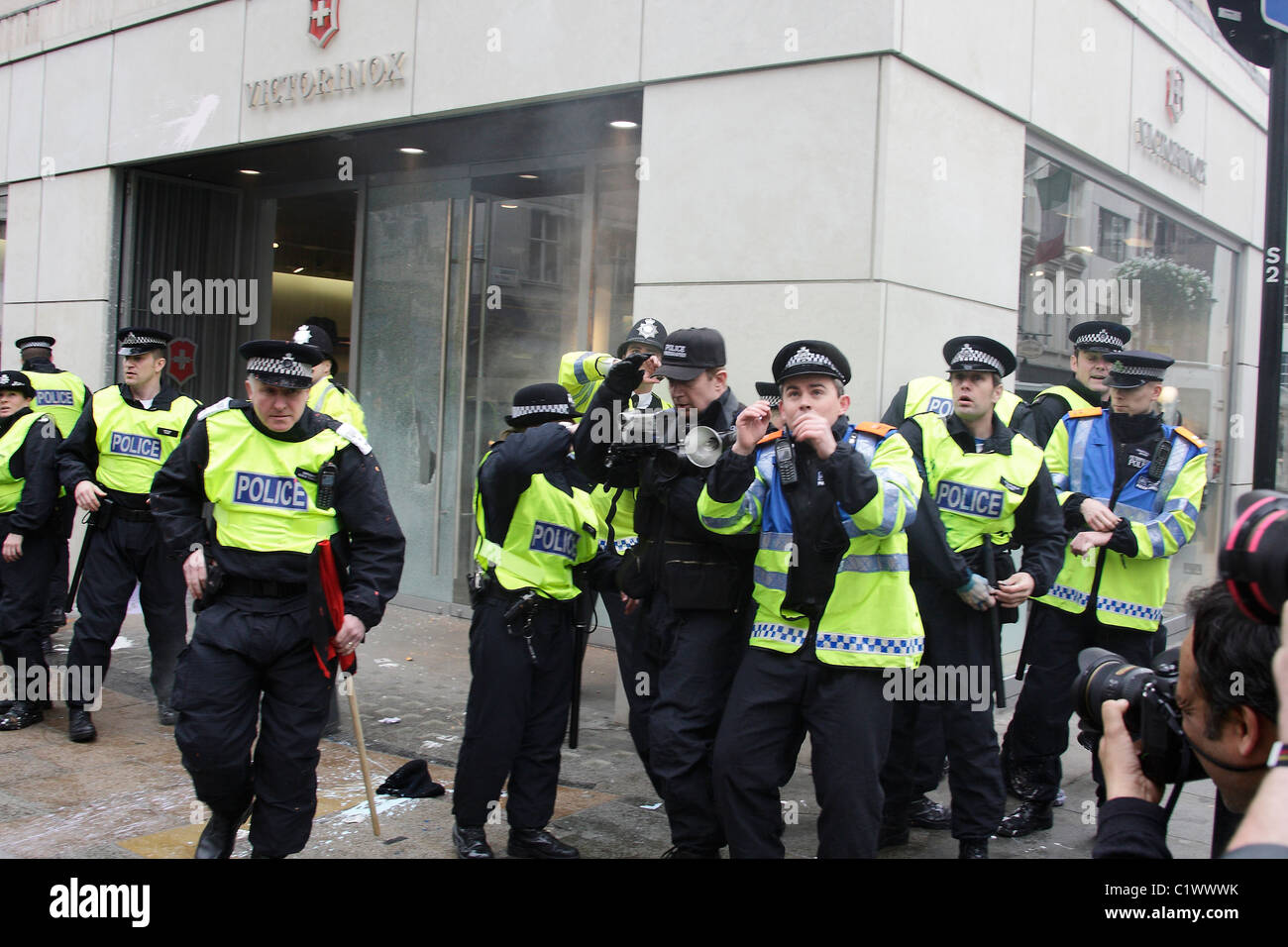Polizei kommt unter Beschuss von Demonstranten in London Stockfoto