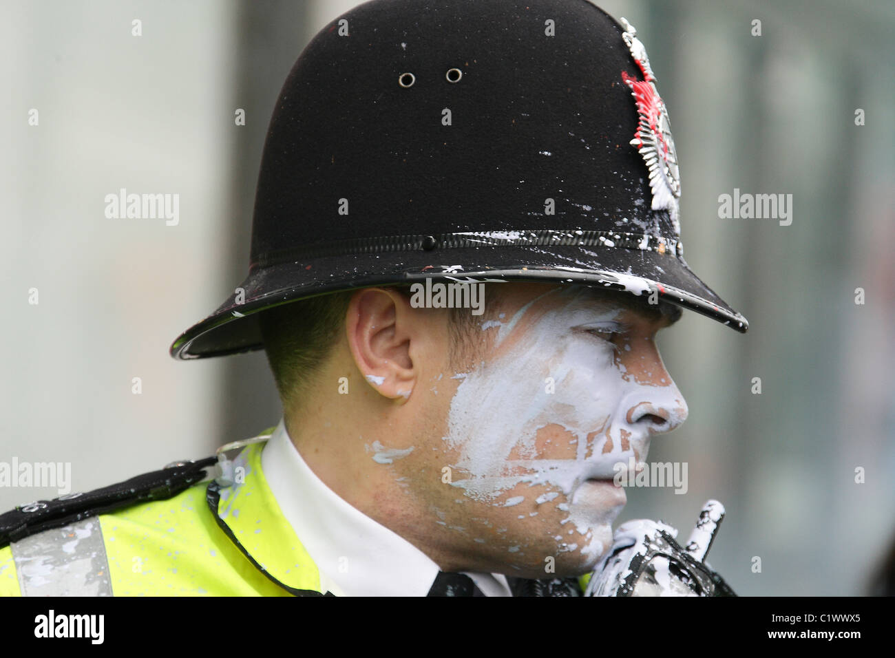 Polizist nach Beign mit einer Farbe Bombe angegriffen Stockfoto