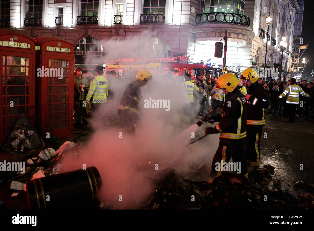 Feuerwehrmänner bekämpfen ein Feuer angezündet von Demonstranten in London Stockfoto