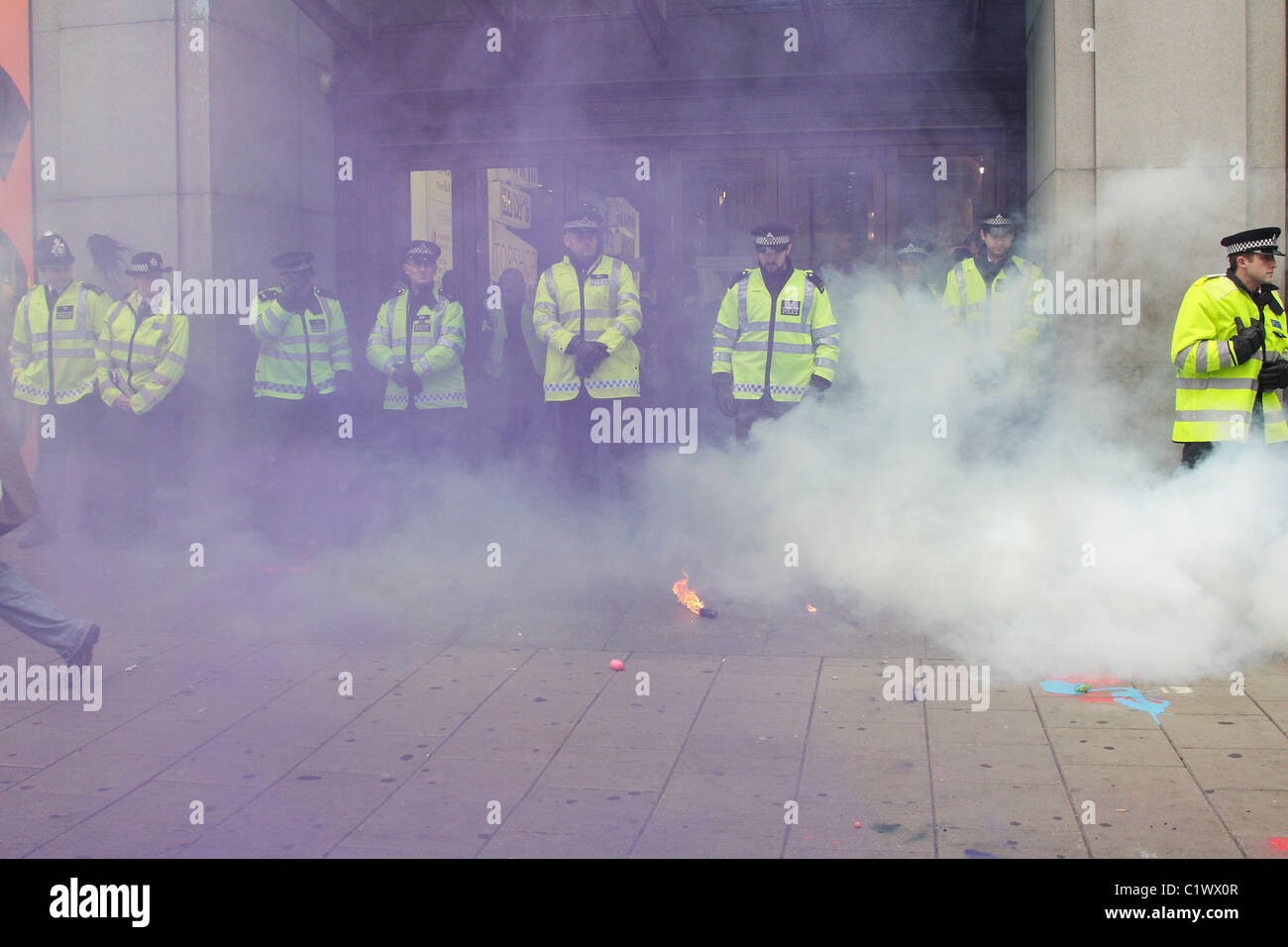 Polizei bewacht Topshop mit Farbe und Rauchbomben angegriffen Stockfoto