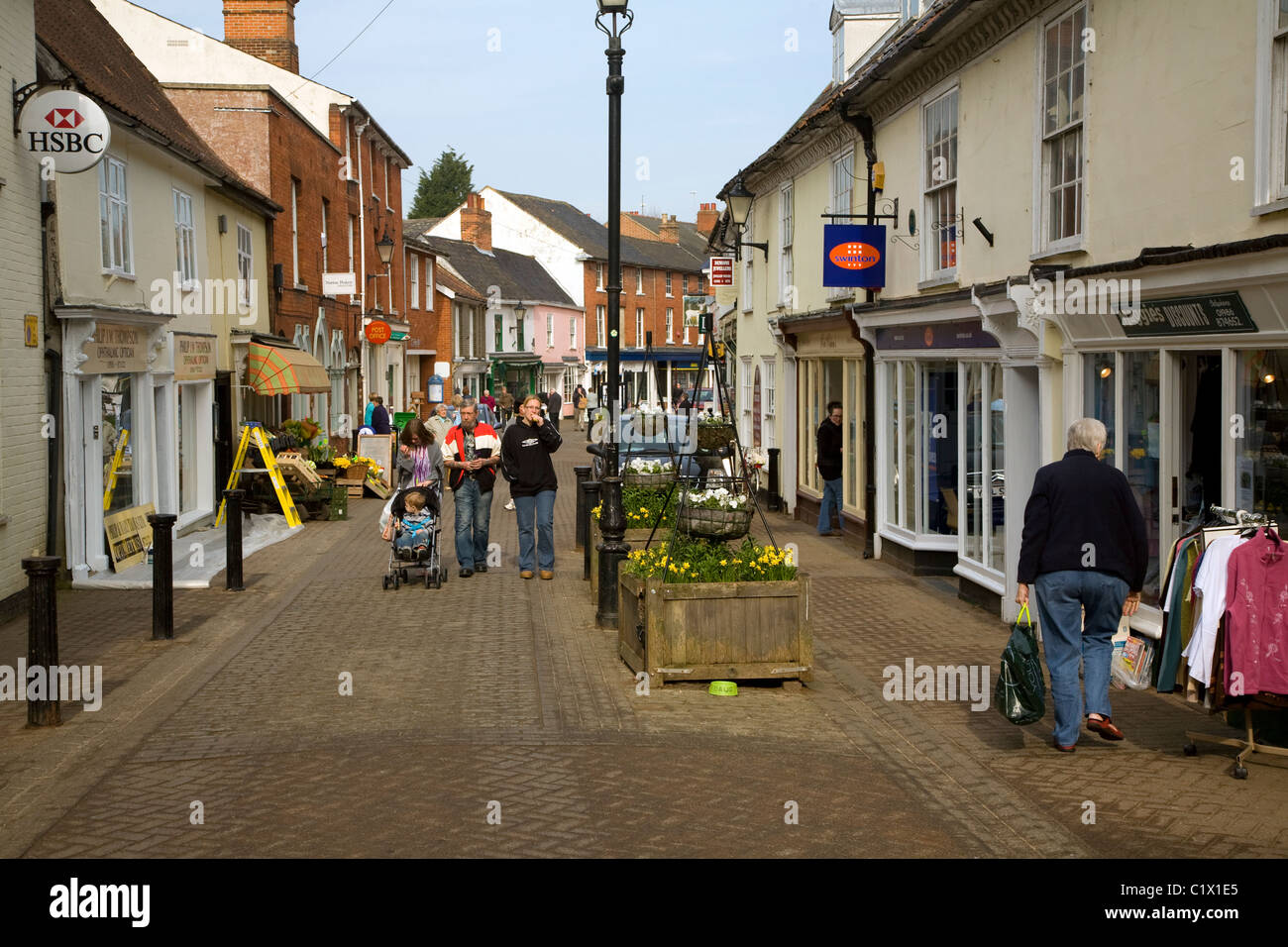 Käufer in die wichtigsten shopping Straße Halesworth, Suffolk England Stockfoto
