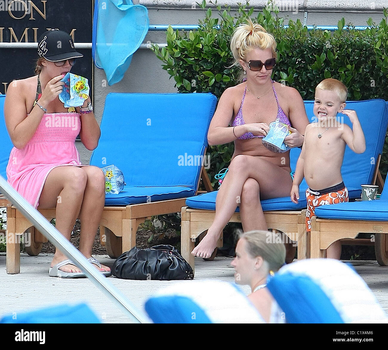 Sängerin Britney Spears Sprengung schwimmen Armbinden für ihren Sohn am Pool im Ritz-Carlton Hotel in Marina Del Rey. Los Stockfoto