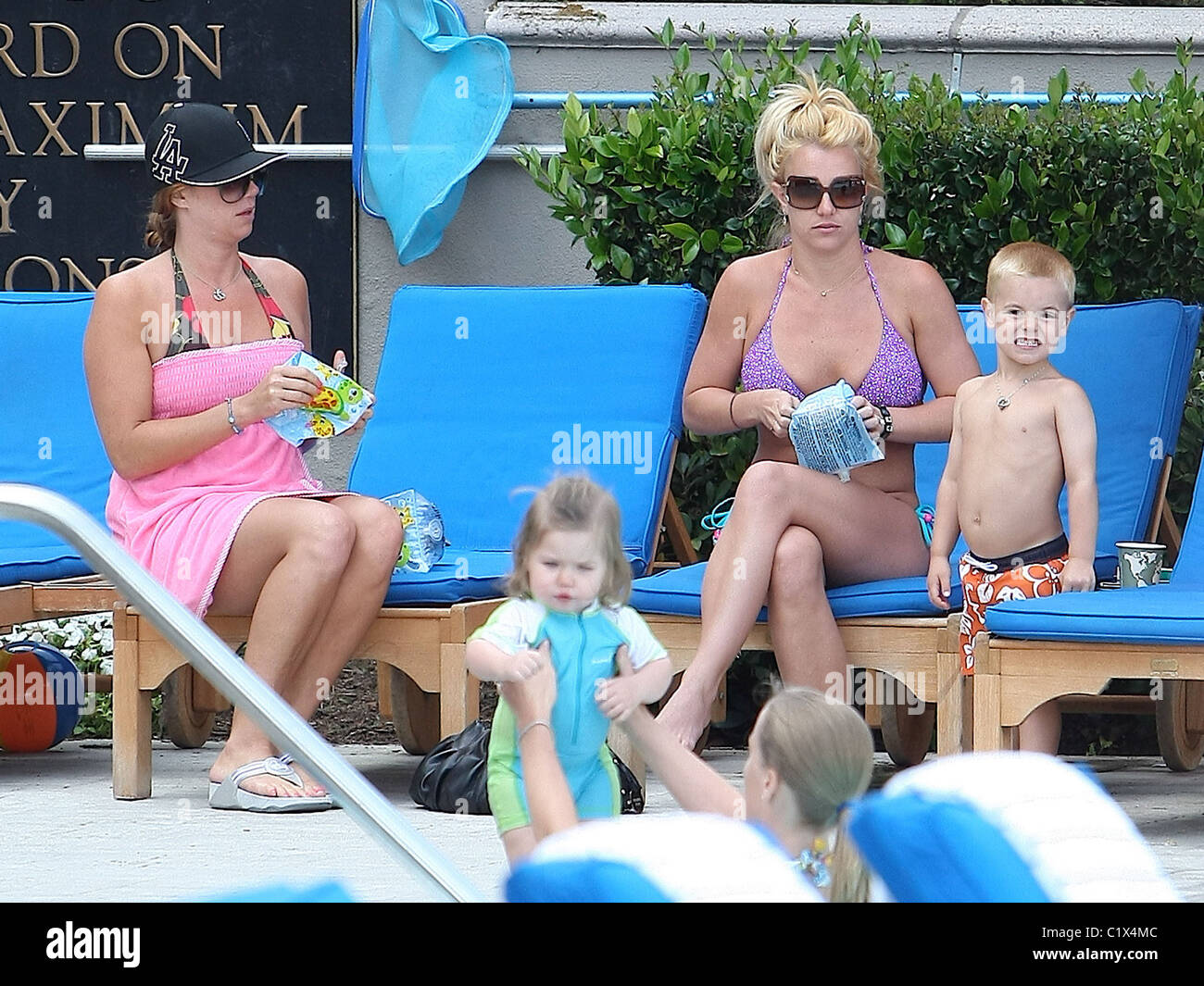 Sängerin Britney Spears Sprengung schwimmen Armbinden für ihren Sohn am Pool im Ritz-Carlton Hotel in Marina Del Rey. Los Stockfoto