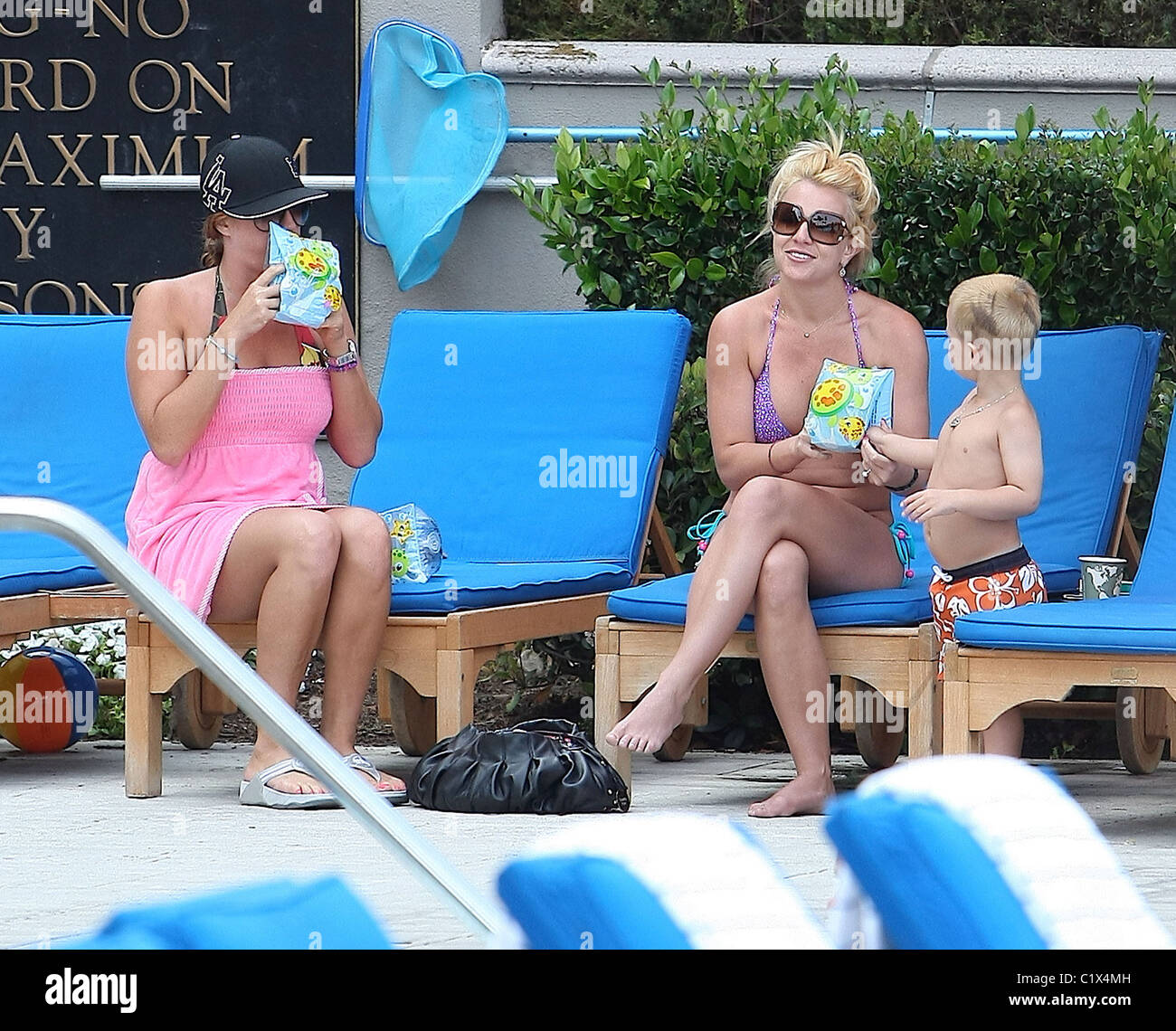 Sängerin Britney Spears setzt ihren Sohn schwimmen Armbinden auf am Pool im Ritz-Carlton Hotel in Marina Del Rey. Los Angeles, Stockfoto