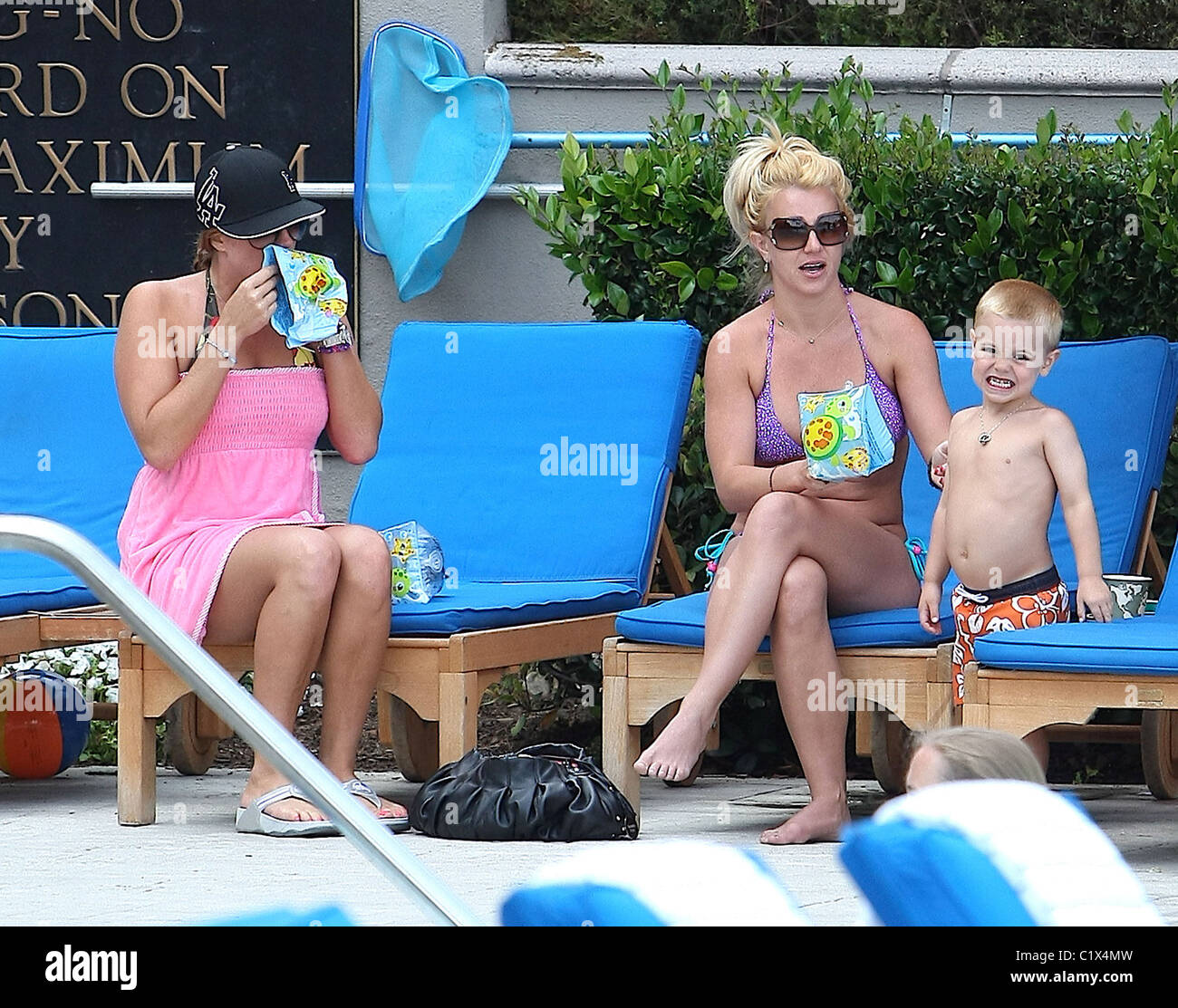 Sängerin Britney Spears setzt ihren Sohn schwimmen Armbinden auf am Pool im Ritz-Carlton Hotel in Marina Del Rey. Los Angeles, Stockfoto