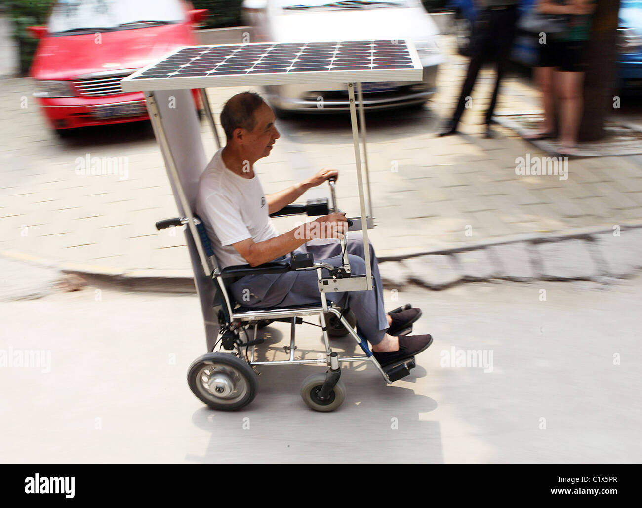 solar-angetriebene-rollstuhl-eco-friendly-achtzigjahrigen-zhao-tianyun-hat-seine-eigene-sonne-angetriebenen-rollstuhl-entwickelt-die-er-fahrt-c1x5pr.jpg