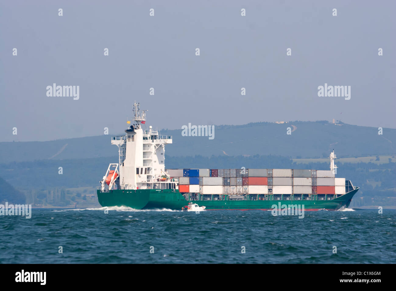 Container-Schiff in den Hafen segeln Stockfoto