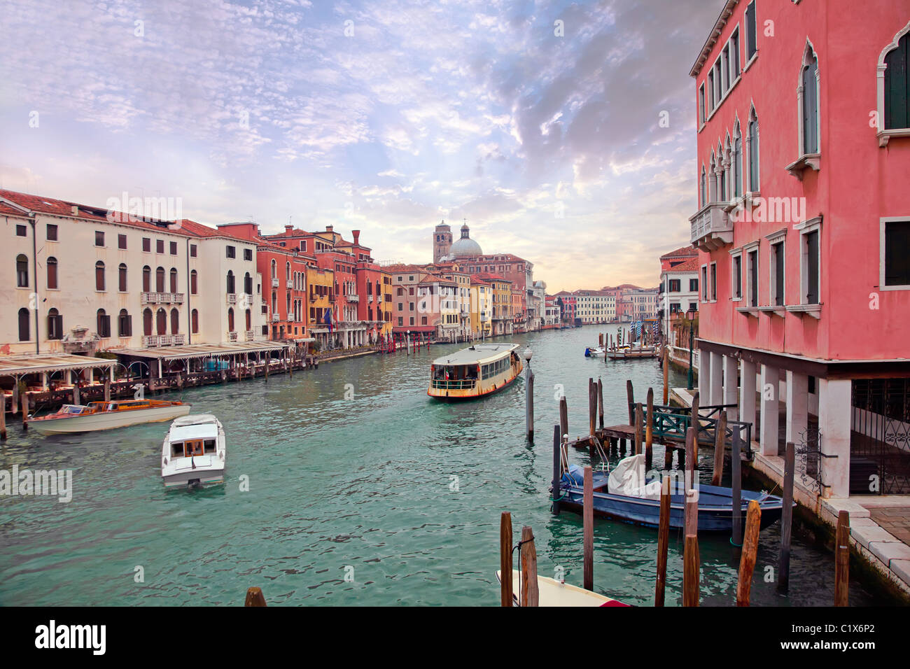 Grand Kanal in Venedig mit Segeln Motorboote und Fassaden Stockfoto