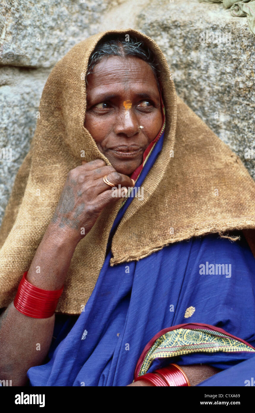Porträt von einem mittleren Alter Indianerin, Badami, Karnataka, Indien Stockfoto