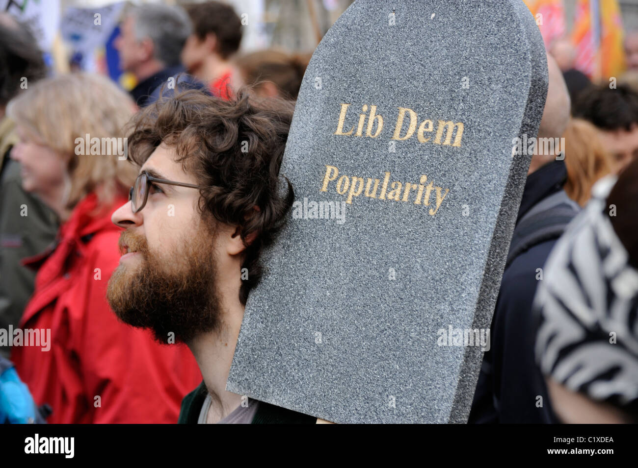 Demonstrant kommentiert Lib-Dem Popularität, TUC Anti-Spending schneidet März, London 26. März 2011 Stockfoto