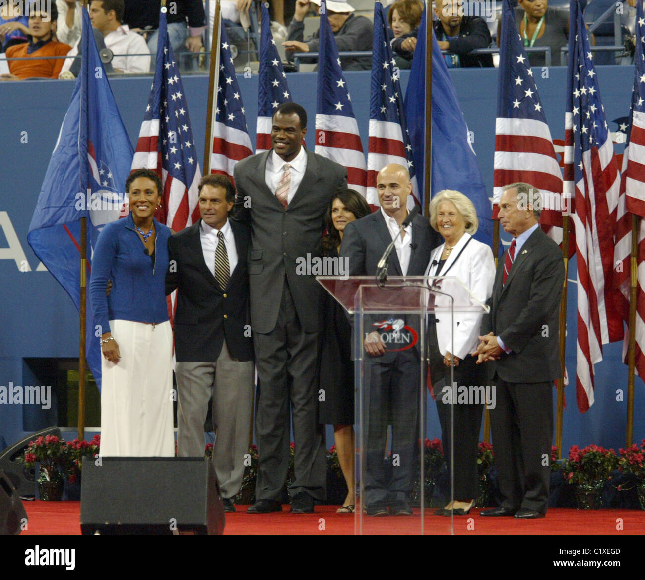 Robin Roberts, Doug Flutie, David Robinson, Mia Hamm, Andre Agassi, Lucy Garvin und New Yorks Bürgermeister Michael Bloomberg stellen Stockfoto