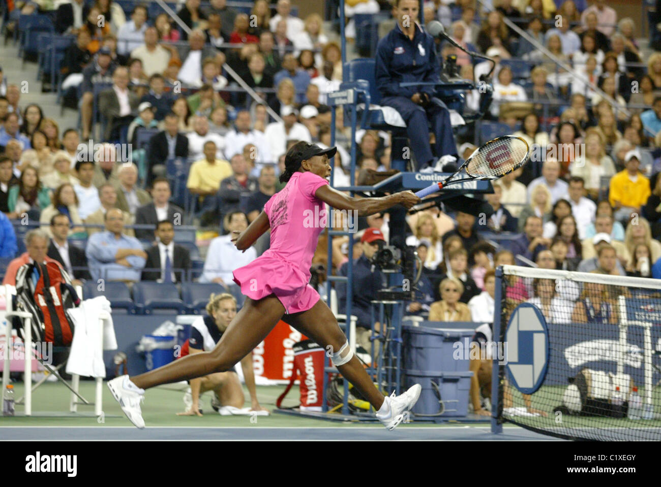 Venus Williams aus den USA in Aktion in ihrem Match gegen Vera Dushevina aus Russland in der ersten Runde der US Open Stockfoto