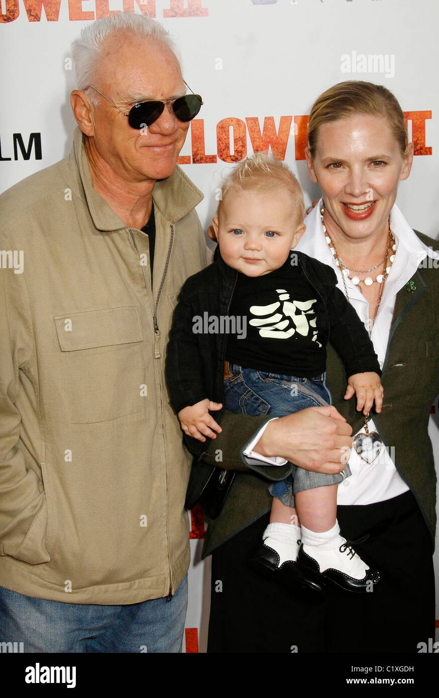 Malcolm McDowell und Frau Kelley und seinem Sohn in der Graumans Chinese Theatre statt Los Angeles Premiere von "Halloween II"- Stockfoto