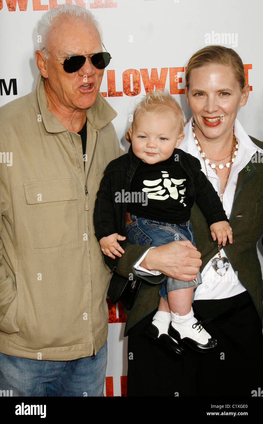 Malcolm McDowell und Frau Kelley und seinem Sohn in der Graumans Chinese Theatre statt Los Angeles Premiere von "Halloween II"- Stockfoto