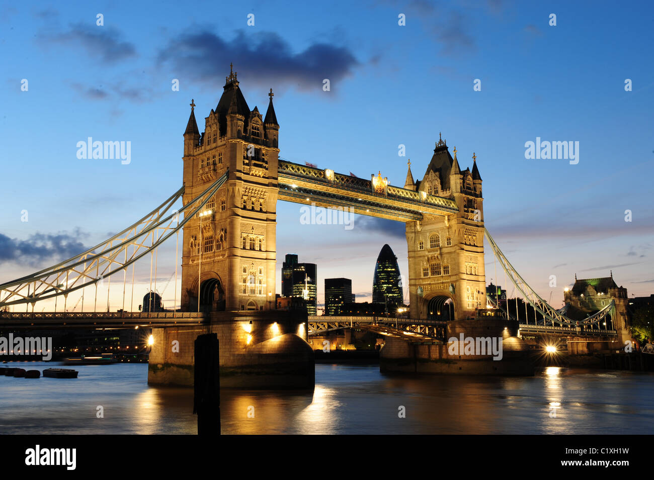 Tower Bridge und Reflexion der Tower Bridge in der Themse in London UK