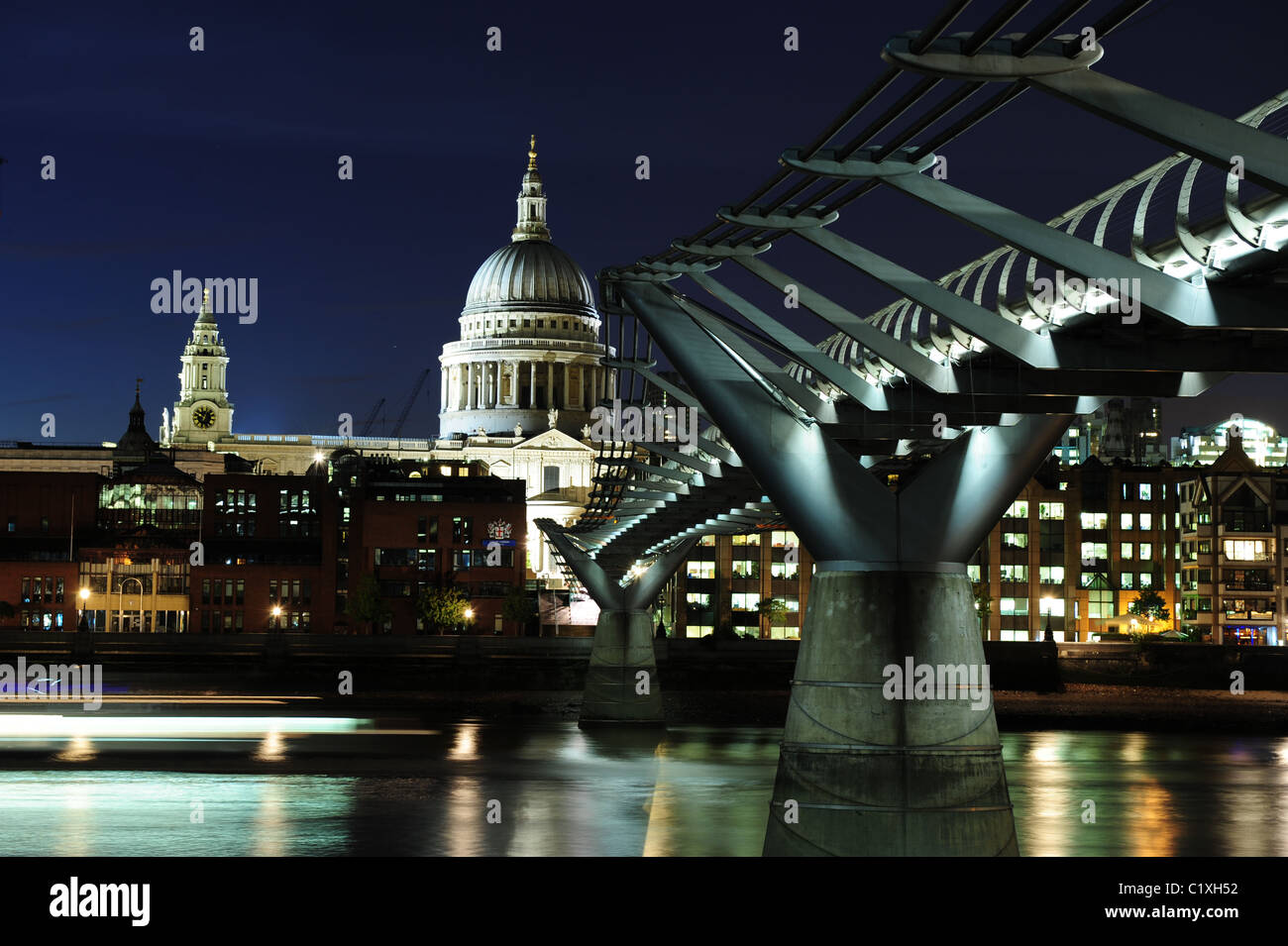 Millennium Bridge und St. Pauls Kathedrale in der Nacht in London UK Stockfoto