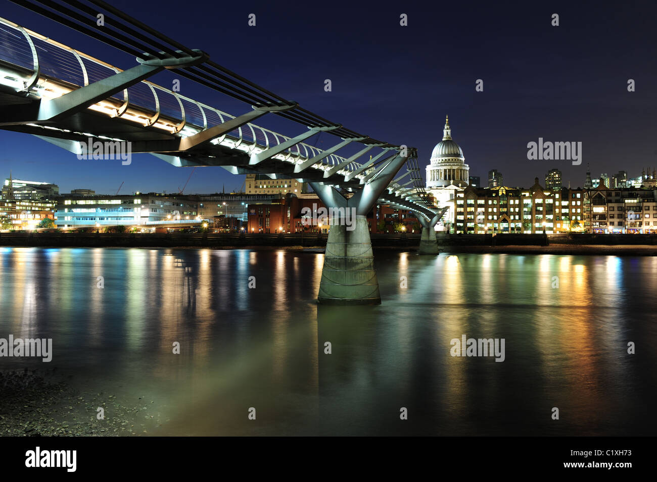 Millennium Bridge und St. Pauls Kathedrale in der Nacht in London UK Stockfoto