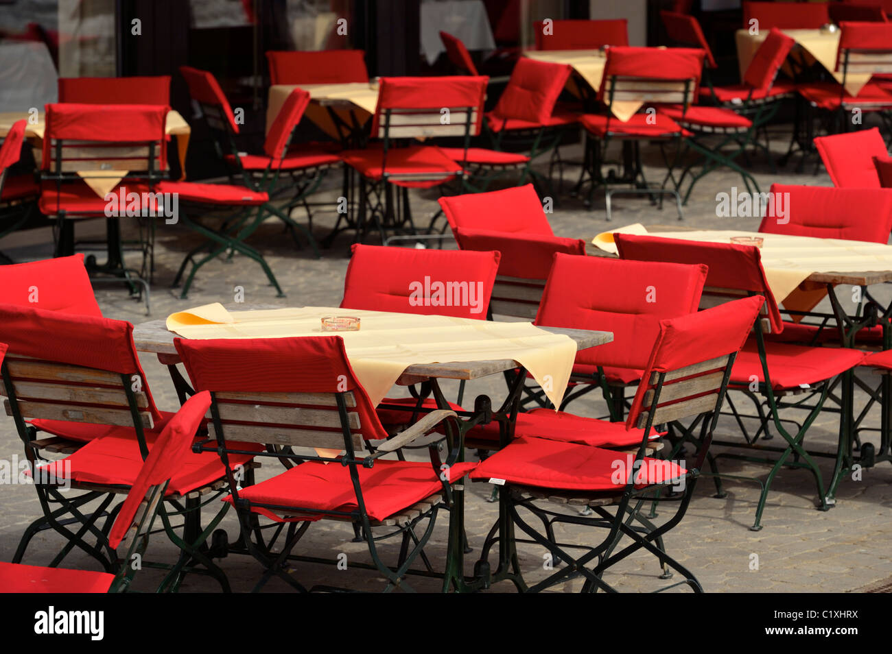 Rot gepolsterten Stühle in einem Restaurant Vorgarten, Malbun, Liechtenstein FL Stockfoto