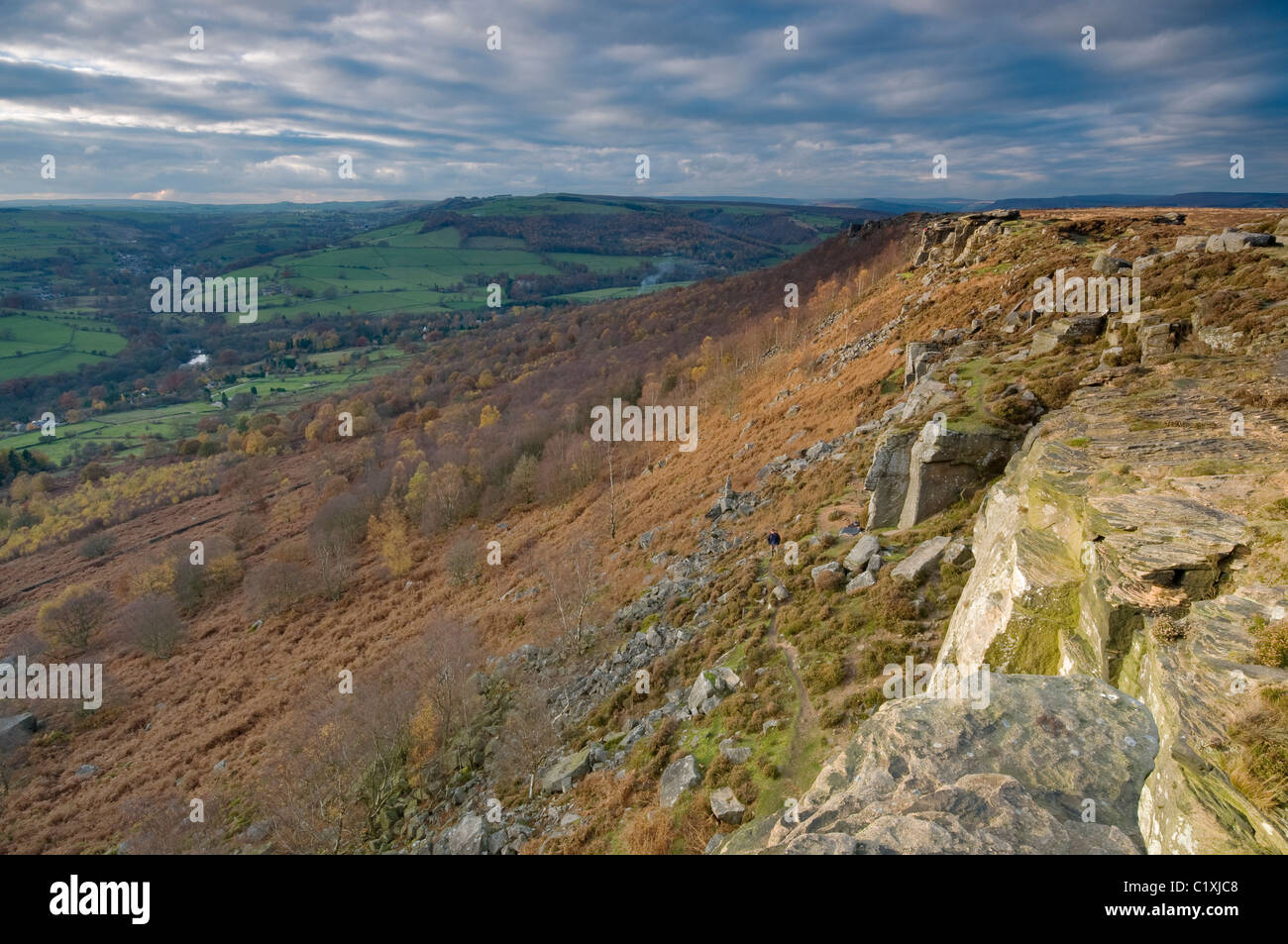 Gritstone Felsformationen am Curbar Rand, Peak District, Derbyshire, im Herbst am Nachmittag Licht, November 2010. Stockfoto