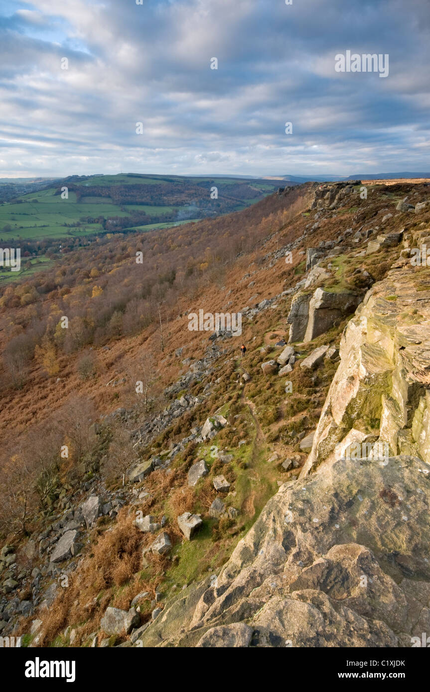 Gritstone Felsformationen am Curbar Rand, Peak District, Derbyshire, im Herbst am Nachmittag Licht, November 2010. Stockfoto