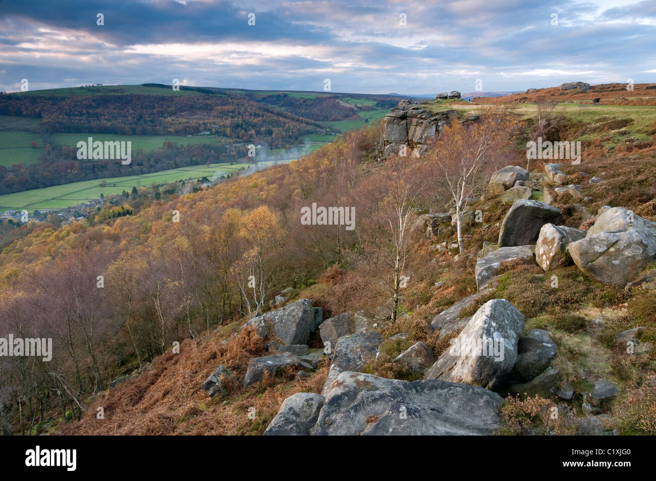 Gritstone Felsformationen an Froggatt Edge, Peak District, Derbyshire, im Herbst am Nachmittag Licht, November 2010. Stockfoto