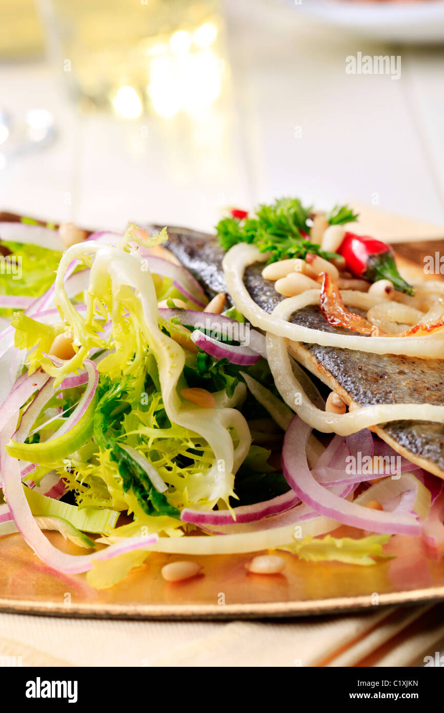 Pfanne Gebratenes Forellenfilet mit grünem Salat serviert Stockfoto