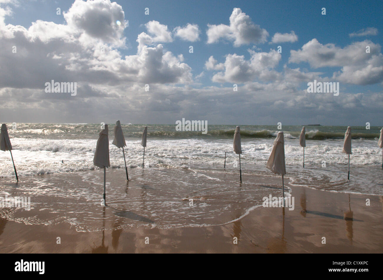 Korfu, Griechenland. Oktober. der Strand von Issos und Agios Georgios, bekannt als St. George South. Überflutet Strand als Folge der Stürme Stockfoto
