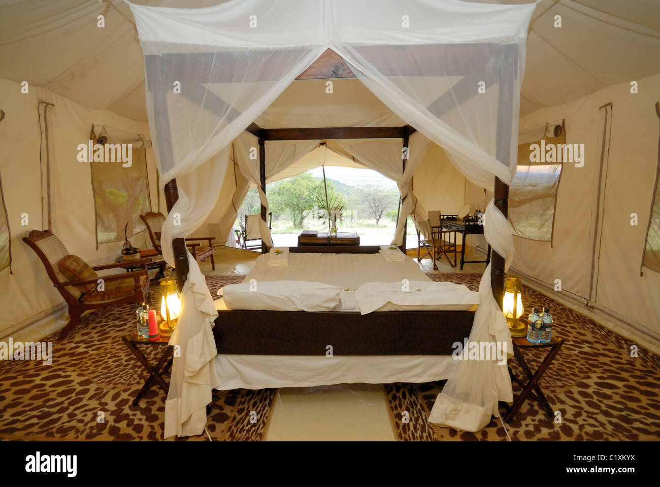 Schlafzimmer in Luxus cottars 1920er eher Camp, Masai Mara, Kenia ... Schlafzimmer in Luxus cottars 1920er eher Camp, Masai Mara, Kenia ...