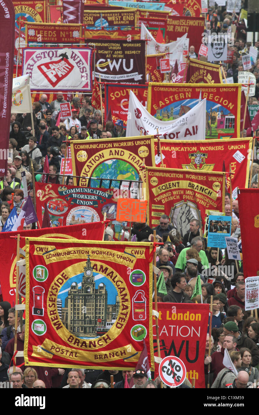 VEREINIGTES KÖNIGREICH. MARSCH FÜR DIE ALTERNATIVE ORGANISIERT DURCH DIE TUC (TRADE UNIONS CONGRESS) GEGEN REGIERUNGEN KÜRZUNGEN IM HAUSHALT. LONDON 26.3.2011 Stockfoto