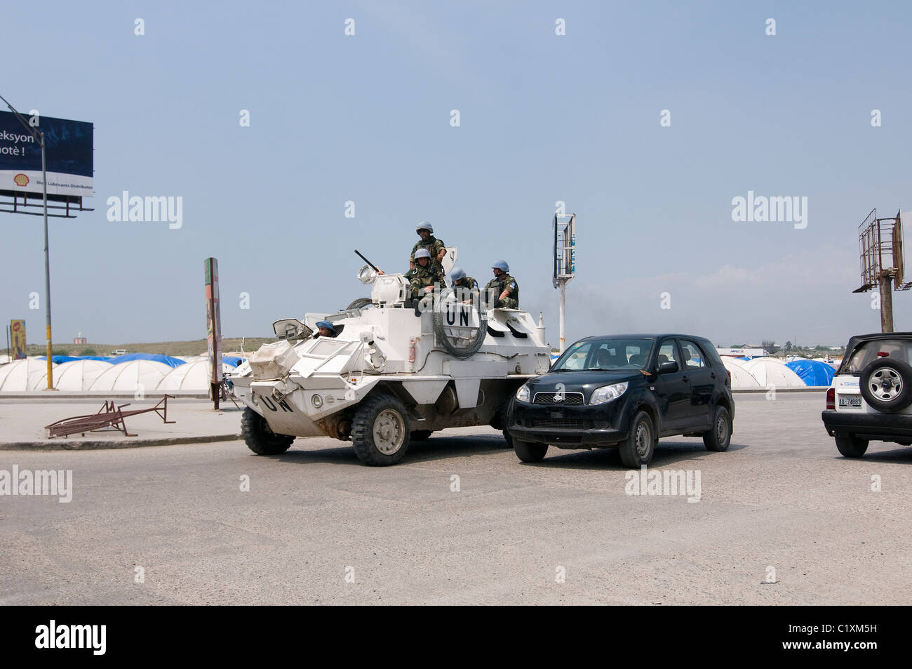 Friedenssicherung Polizisten auf das gepanzerte Fahrzeug fahren durch die Stadt Port au Prince wie Durchführung der Stabilisierungsmission der Vereinten Nationen in Haiti (MINUSTAH) Stockfoto
