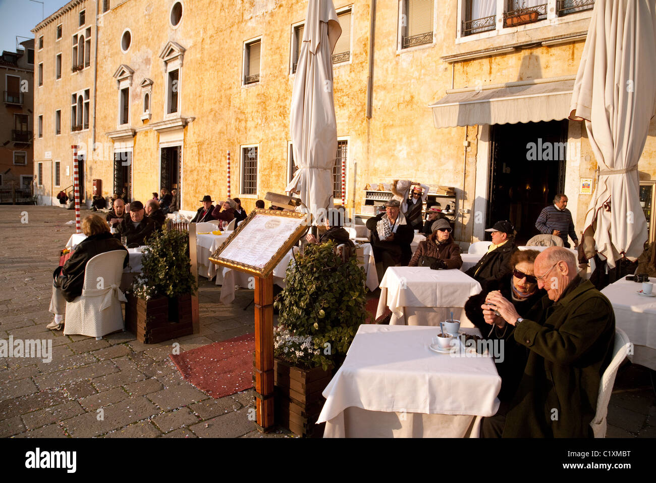Menschen, die draußen sitzen in einem Café in Venedig, Italien Stockfoto