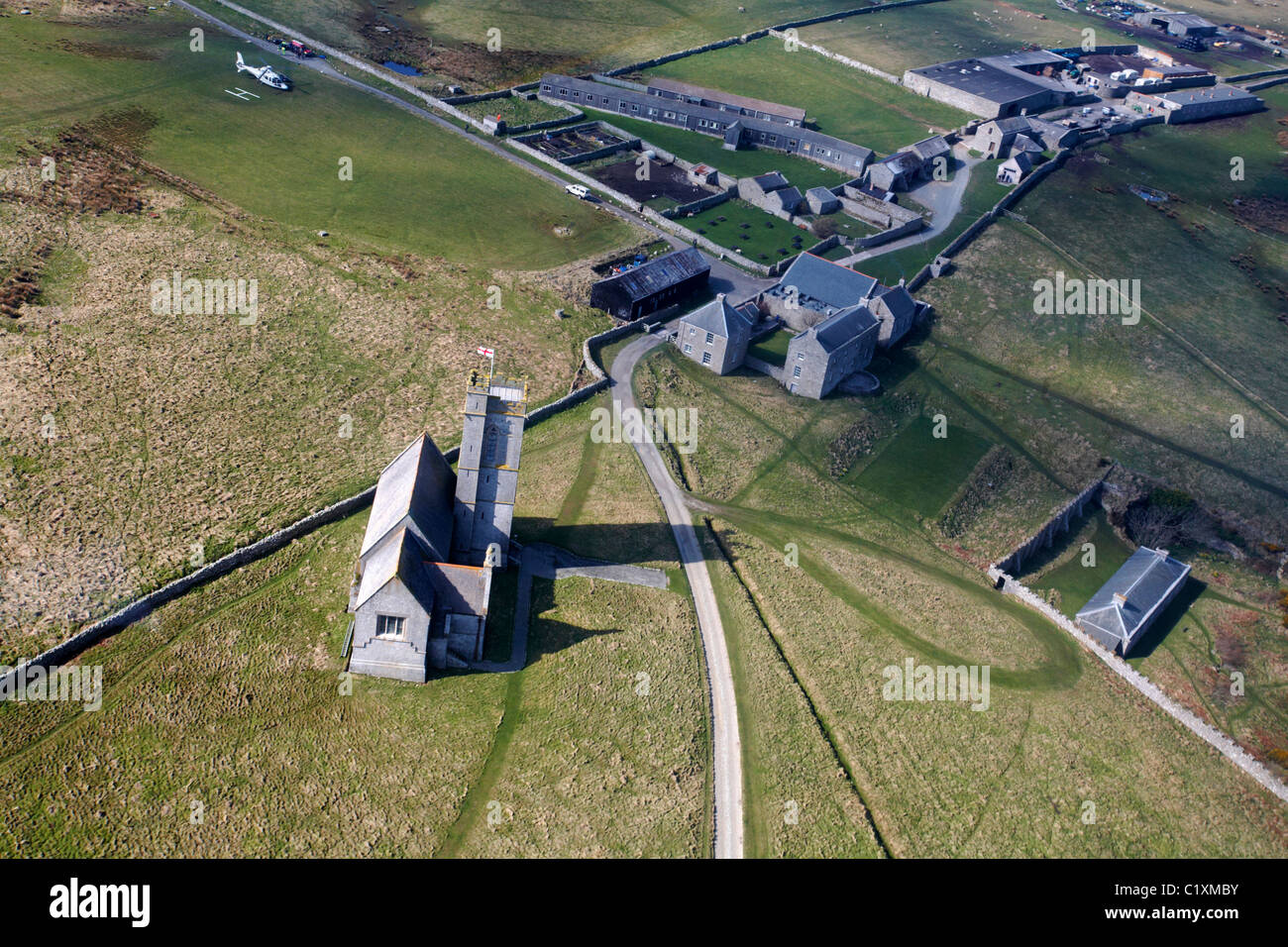 Luftaufnahme von Helikopter von Lundy Dorf und St. Helenas Kirche auf Lundy Island, Devon, England UK im März Stockfoto